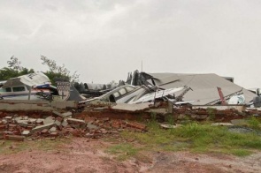 Tempestade com ventos derruba parte de hangar e destrói aeronaves