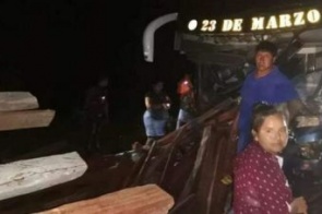 Homem morre em acidente entre ônibus e caminhão na fronteira com a Bolívia