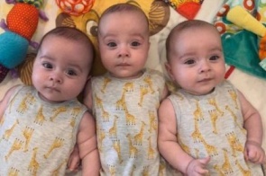 Mãe de primeira viagem dá à luz trigêmeos idênticos: uma chance em 200 milhões