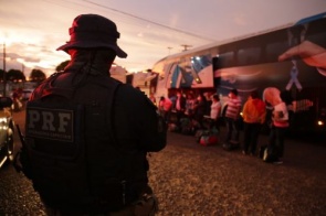 Mais de 190 bolivianos interceptados pela PRF em MS são deportados sob escolta pela PF