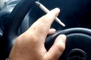 'Tirando onda', homem posta vídeo fumando maconha atrás de viatura e é preso