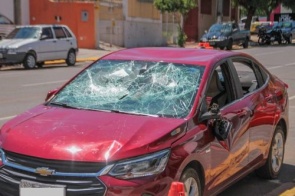 Três são presas por agredir motorista de aplicativo e destruir carro