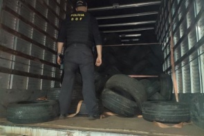 Carreta com carga de pneus contrabandeados do Paraguai foi apreendida pelo DOF durante a Operação Hórus