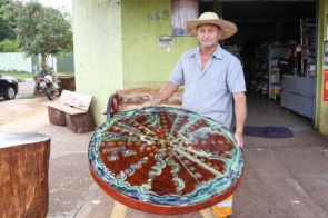 Gaúcho faz mesa de moedas e acredita que vale “R$ 2 milhões”