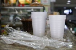 Copos, pratos e talheres de plástico estão proibidos em São Paulo