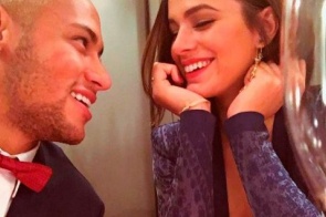 Neymar desarquiva fotos românticas com Marquezine e fãs vão à loucura
