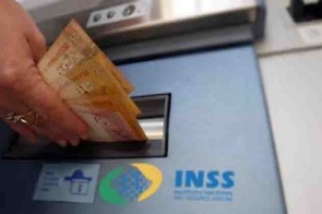 Beneficiários do INSS têm reajuste de 5,45% e teto chega a R$ 6.433