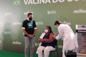 Enfermeira de São Paulo é a primeira a receber vacina contra covid no Brasil