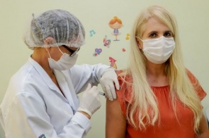 Nova Andradina recebe 918 doses da CoronaVac e inicia imunização com técnica de enfermagem