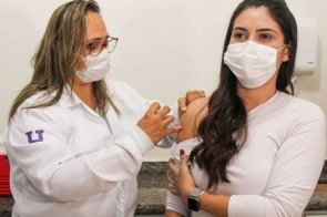 Servidora de apenas 25 anos é imunizada e levanta suspeita sobre “fura fila”