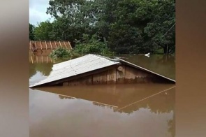Rio Miranda sobe, inunda distrito e famílias ficam desabrigadas