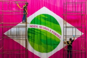 Bandeira do Brasil ;índios, negros e pobres; vai para museu de arte moderna do Rio