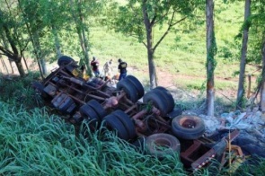 Caminhão tomba e deixa dois mortos em Ivinhema