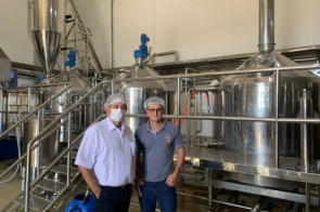 Em  Santa Catarina, Prefeito Marcos Pacco visita cervejaria que poderá se instalar em Itaporã