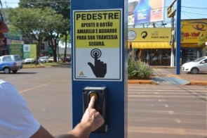 Dispositivo sonoro de semáforo inteligente auxilia pedestres