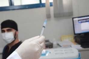 Saúde pede aos hospitais lista de trabalhadores para vacinação contra Covid-19