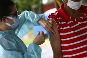 Insumos para 12 milhões de doses de vacina devem chegar ao Brasil