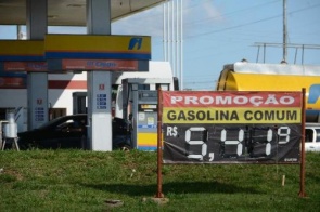 Gasolina deve passar de R$ 6, preço do diesel não vai cair
