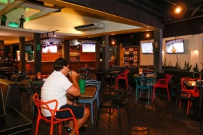 Contra toque de recolher às 20h, bares e restaurantes querem adiar decreto