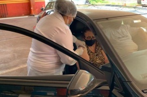 Quase 300 idosos são vacinados em Dourados pelo sistema drive-thru