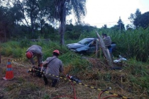 Homem morre preso às ferragens após perder controle de veículo e bater em árvore