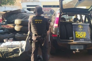 Polícia apreende cigarros, bebidas e pneus contrabandeados em dois carros