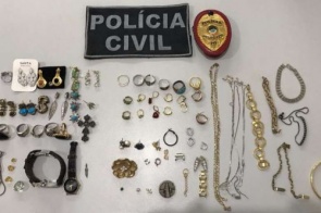 Funcionária que furtou R$ 300 mil em joias e exibia nas redes sociais é identificada