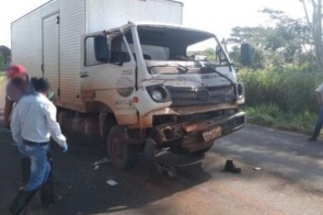 Caminhão colide em carreta da mesma empresa e motorista sofre fratura