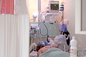Metade de pacientes intubados por covid precisa de diálise após lesões nos rins