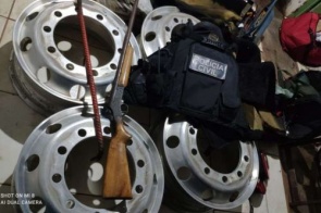 Polícia Civil prende suspeitos de furto de rodas e pneus de carreta