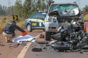 Policial que participava de comboio de motociclistas morre após colisão frontal com carro