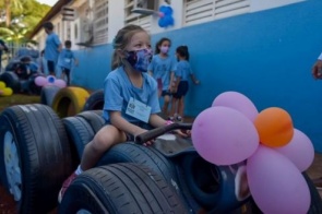 Detentos transformam pneus em peças lúdicas e proporcionam mais aprendizado às crianças