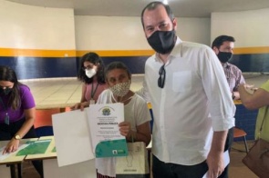 Agehab entrega 49 escrituras para moradores do bairro Izidro Pedroso