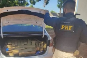 Traficante é preso em carro roubado com 293 quilos de maconha