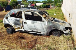 Grupo encapuzado 'rouba' garota de programa e queima carro de homem