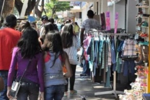 Comerciantes douradenses podem expor produtos nas calçadas até o dia 31