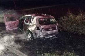 Homem morre depois de carro colidir em carreta e pegar fogo