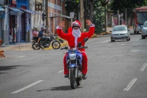 Se você está com calor, pense no “Papai Noel” que é motoboy todo dia