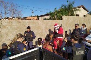 Guarda Municipal adota cartinhas de Natal e distribui amor e alegria para crianças em Dourados