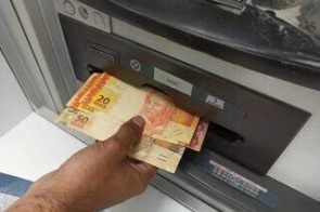 "Uma vergonha", dizem leitores sobre aumento de R$ 110 no salário-mínino