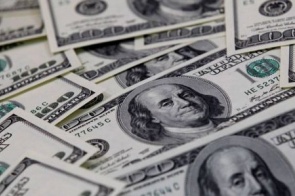 Dólar cai para R$ 5,68 com mercado externo mais tranquilo