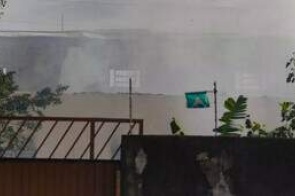 Galpão pega fogo e labaredas altas assustam vizinhos no Bairro Montevidéu