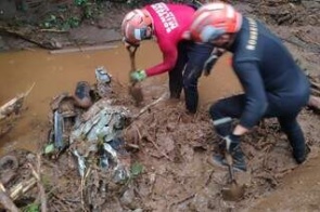 "Completamente torcido" diz bombeiro sobre carro soterrado com família de MS