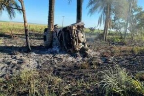 Carro pega fogo depois de bater em coqueiro e trabalhadores morrem carbonizados
