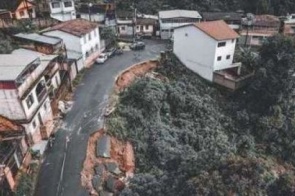 Encosta desaba sobre casarão histórico em Ouro Preto (MG)