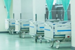 Contato com pacientes em isolamento garante a auxiliar de enfermagem insalubridade em grau máximo