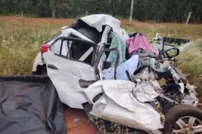 Pai, mãe e filho morreram em colisão entre veículos na BR-262
