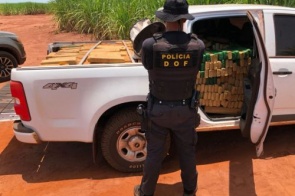 DOF apreende caminhonete com registro de furto que transportava mais de 1t de droga