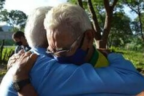 Ele achou que irmão tinha morrido, mas abraço veio após 70 anos
