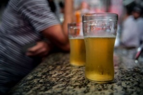 Dia de Combate ao Alcoolismo: médicos alertam sobre danos à saúde